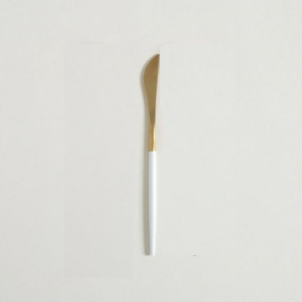 Cuchillo-de-mesa-dorado-con-mango-blanco-22-cm